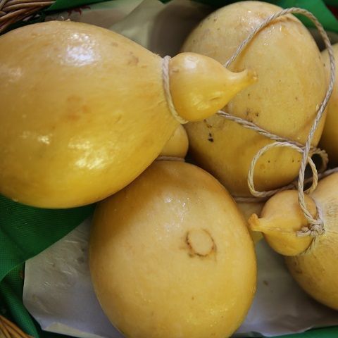 Provola delle Madonie con limone - peso - Az. Invidiata - Collesano (PA)