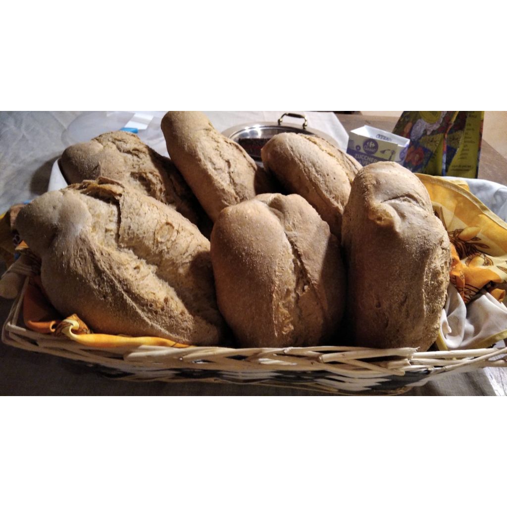 1 kg di pane cotto nel forno a legna preparato con farina semi integrale