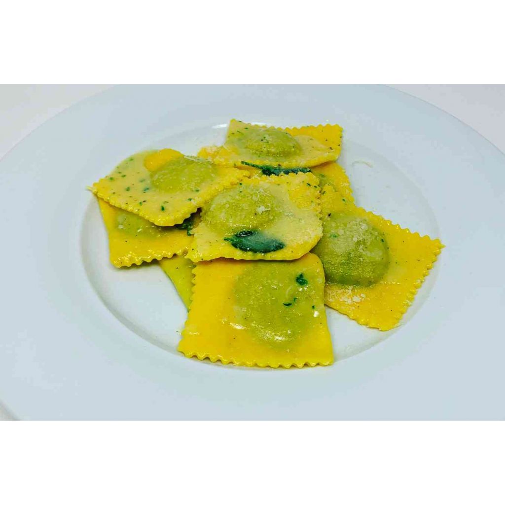 Ravioli con il pieno di ricotta e spinaci